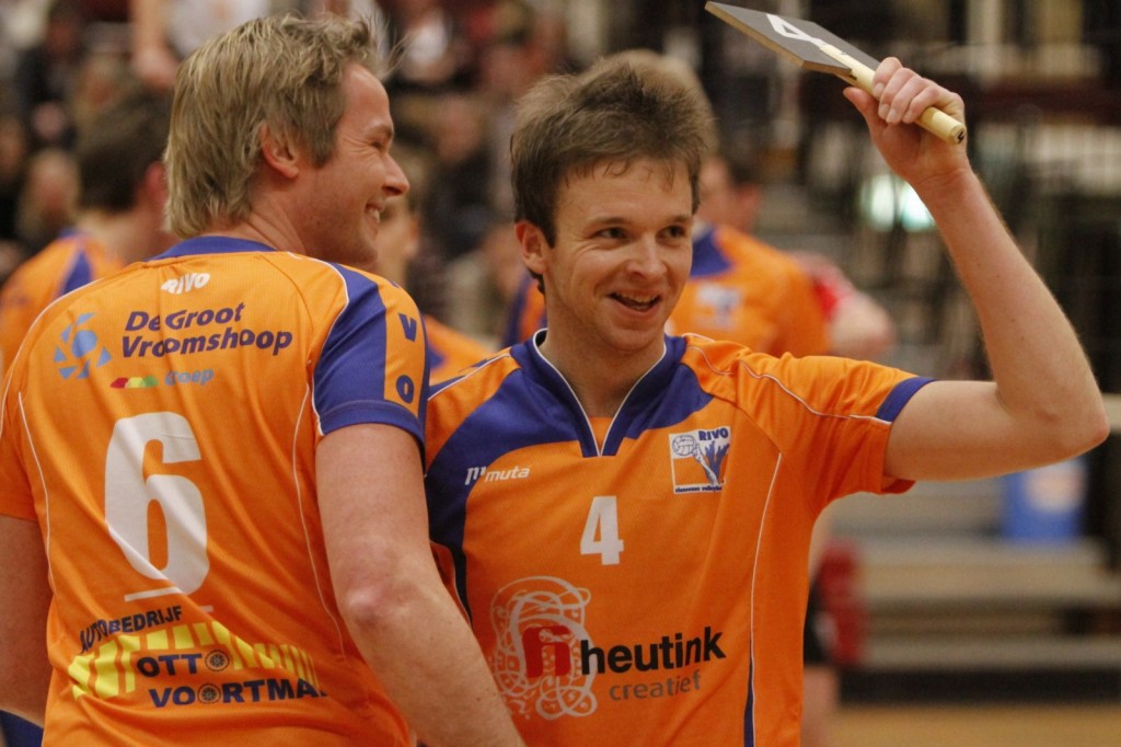 Spelverdeler Bas Dimmedal (6) neemt van zijn collega over