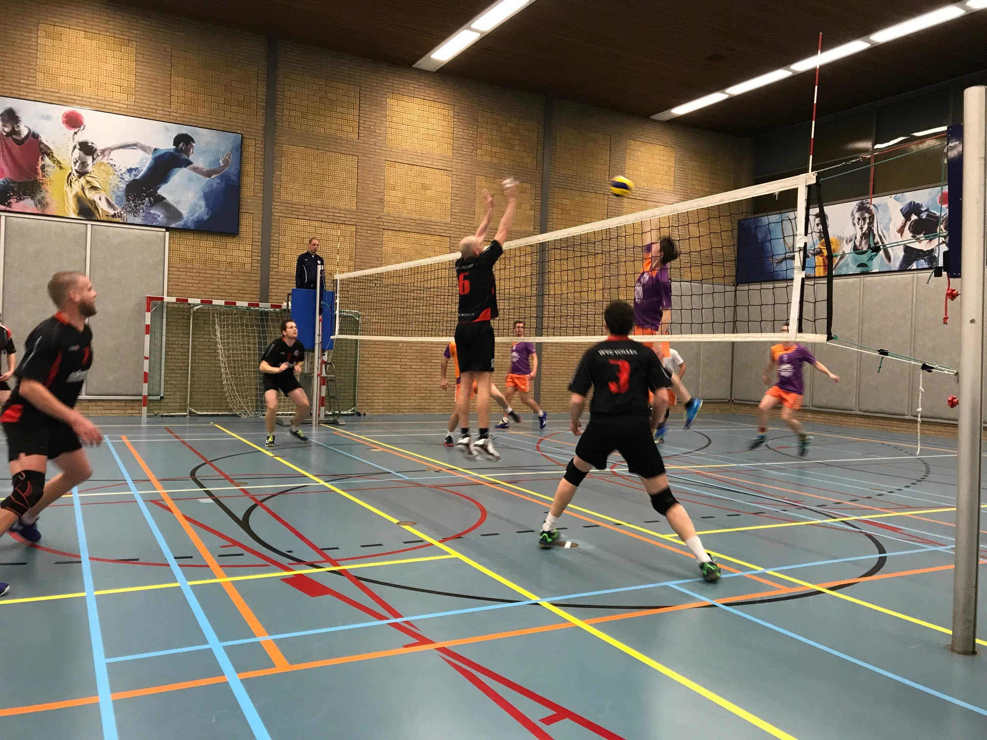 sectie Mooi George Stevenson WVC H1 veegt rode lantaarn van het veld | Vizier op volleybal